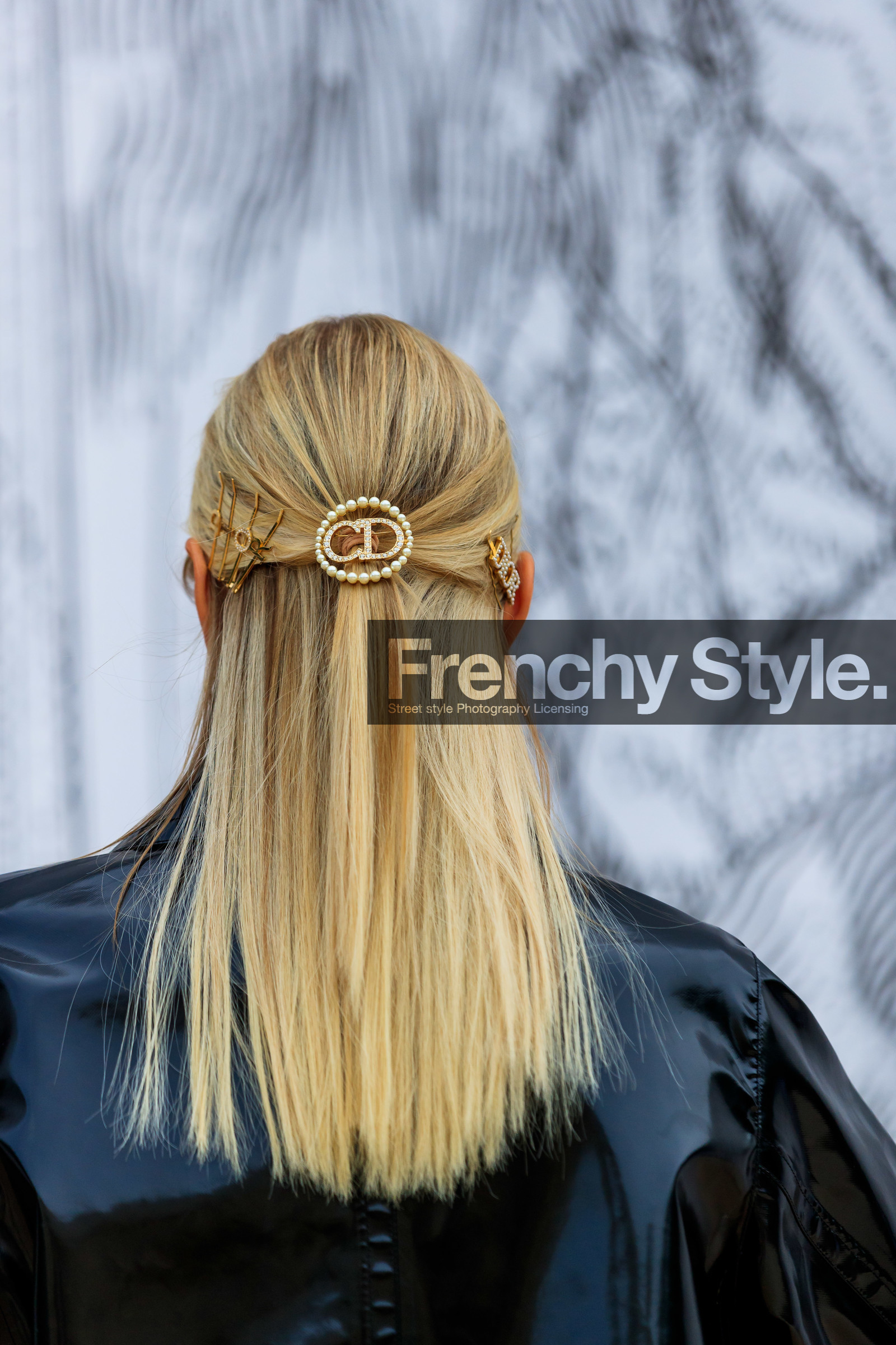 dior total look, dior earrings, dior hair clip, dior ring, close up detail, jewel close up, hair clip, hair details, back details, strassed hair clip, golden hair clip, initials hair clip, pearl hair clip, leonie hanne, fashion week, frenchystyle, FW, jonathan paciullo, street style, PFW, PARIS, AUTUMN WINTER 2021-2022, FALL WINTER 2021-2022, FW 21-22, vertical, atmosphere details, detail