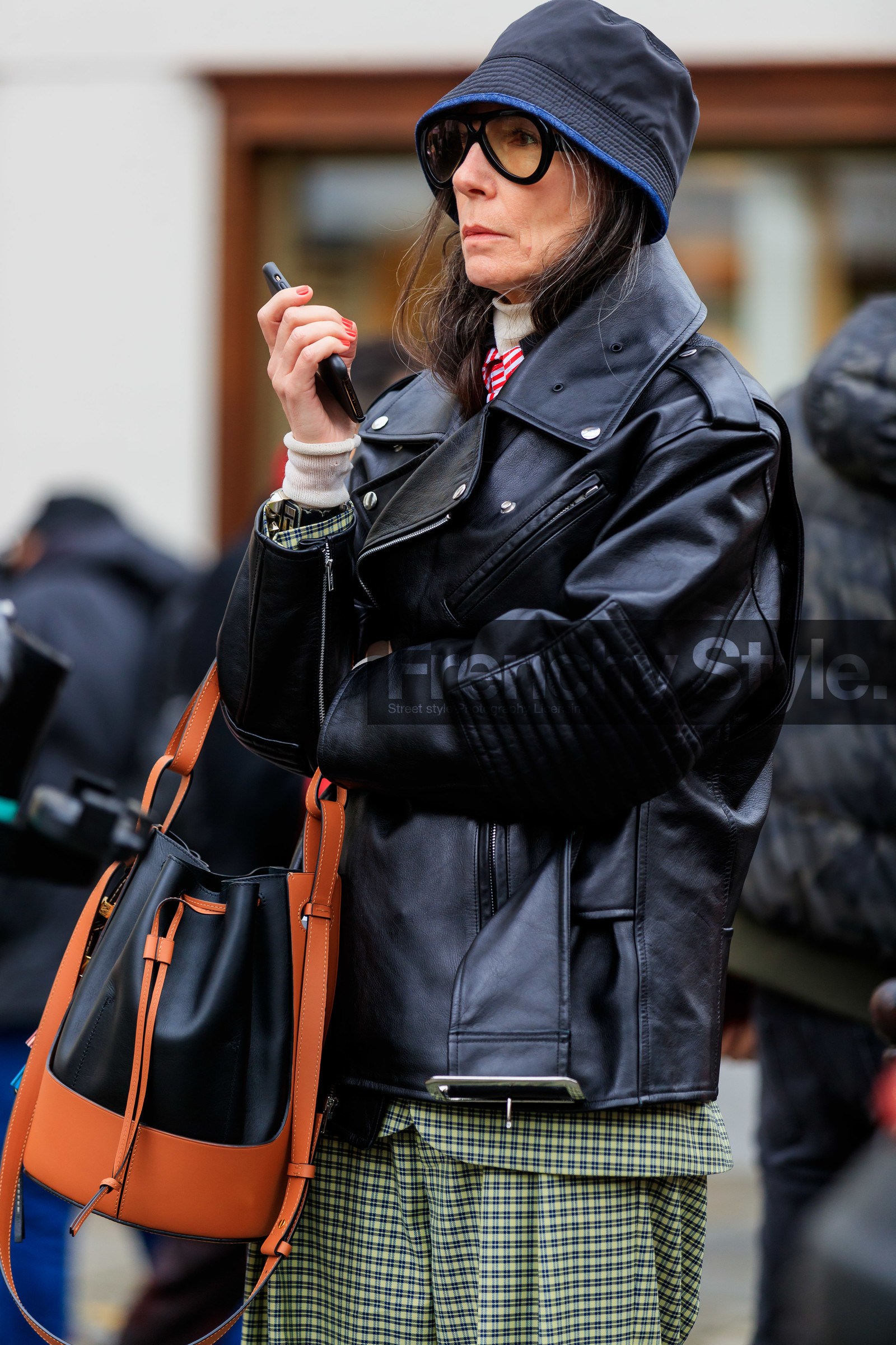Véronique Tristram, black hat, black leather bag, black leather perfecto, black glasses, big glasses, aviator glasses, camel leather bag, bicolor bag, bucket bag, loewe bag, checked pants, light yellow pants, navy blue pants, prada hat, fashion week, frenchystyle, FW, jonathan paciullo, street style, PFW, PARIS, AUTUMN WINTER 2020-2021, FALL WINTER 2020-2021, FW 20-21, vertical, atmosphere details, detail