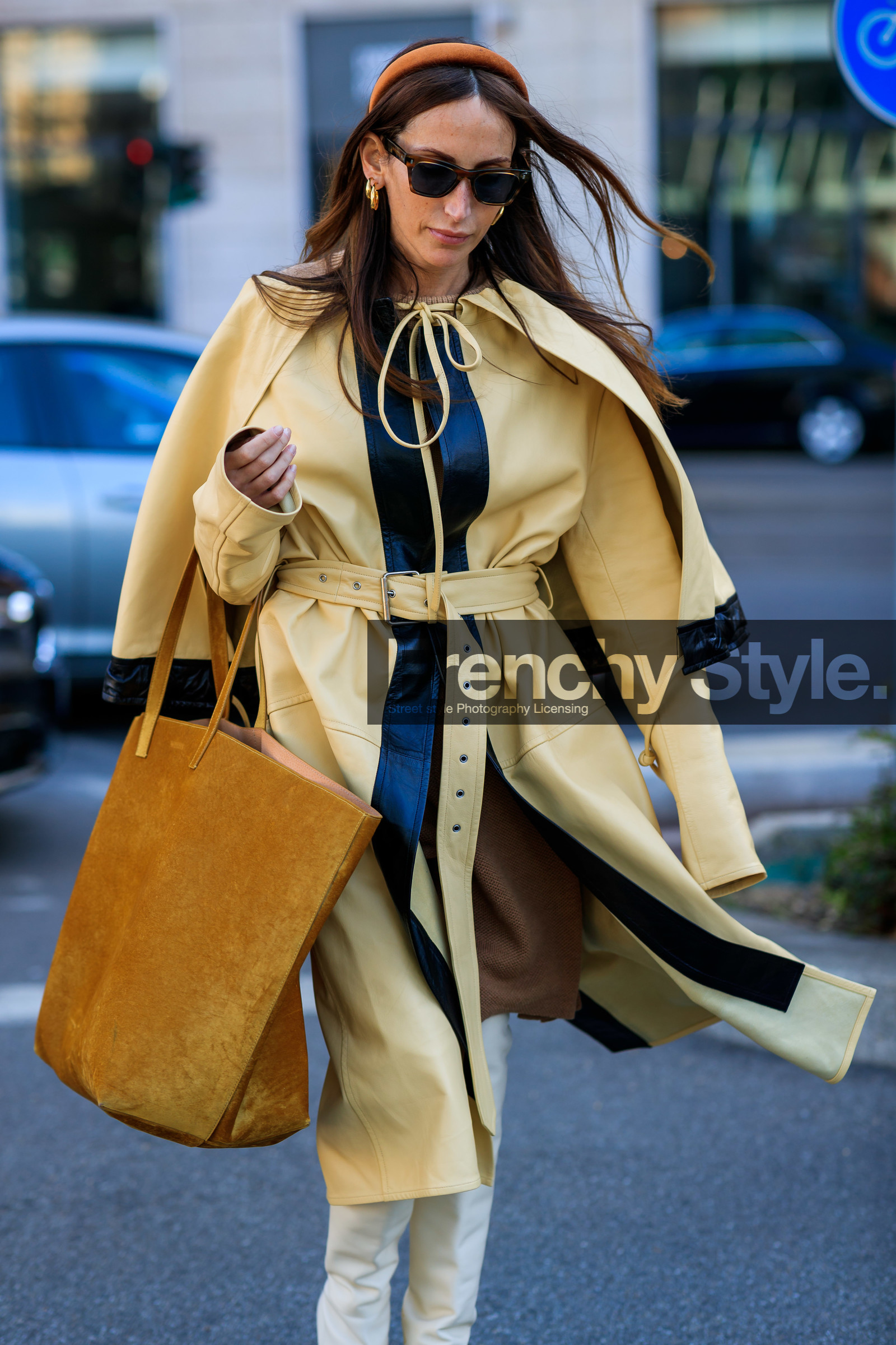 beige coat, camel bag, cape, chloe loulou de saison, earrings, headband, high boots, leather bag, leather coat, leather shoes, suede bag, sunglasses, trench coat, white shoes, MILAN, MFW, fashion week, frenchystyle, FW, jonathan paciullo, street style, AUTUMN WINTER 2019-2020, AW 19-20, FALL WINTER 2019-2020, FW 19-20, vertical, atmosphere details, detail