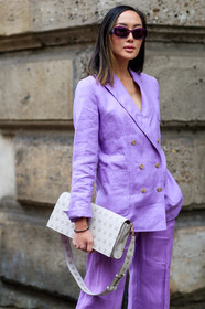 graphic bag, leather bag, printed bag, purple jacket, purple pants, purple suit, sunglasses, trousers, white bag, fashion week, frenchystyle, FW, jonathan paciullo, street style, MFW, MILAN, AUTUMN WINTER 2018-2019, FALL WINTER 2018-2019, FW 18-19, vertical, detail, atmosphere details, Chriselle Lim