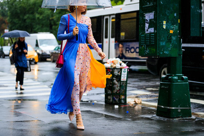 blue dress, graphic dress, high heels, jenny cipoletti, leather bag, leather shoes, nude heels, pink dress, printed dress, red bag, umbrella, street style, jonathan paciullo, FW, frenchystyle, fashion week, NYFW, NEW YORK, SPRING SUMMER 2019, SS 19, atmosphere details, horizontal, detail