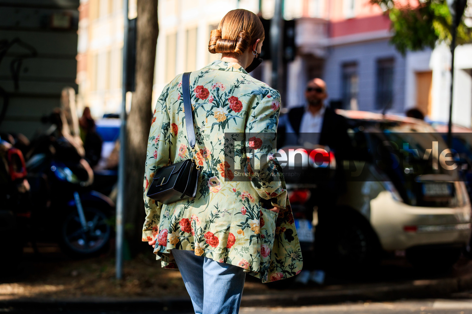 green jacket, floral print jacket, floral printed jacket, back details, black leather bag, covid face mask, rianne van rompaey, fashion week, frenchystyle, FW, jonathan paciullo, street style, MFW, MILAN, SPRING SUMMER 2021, SS 21, horizontal, atmosphere details, detail, model