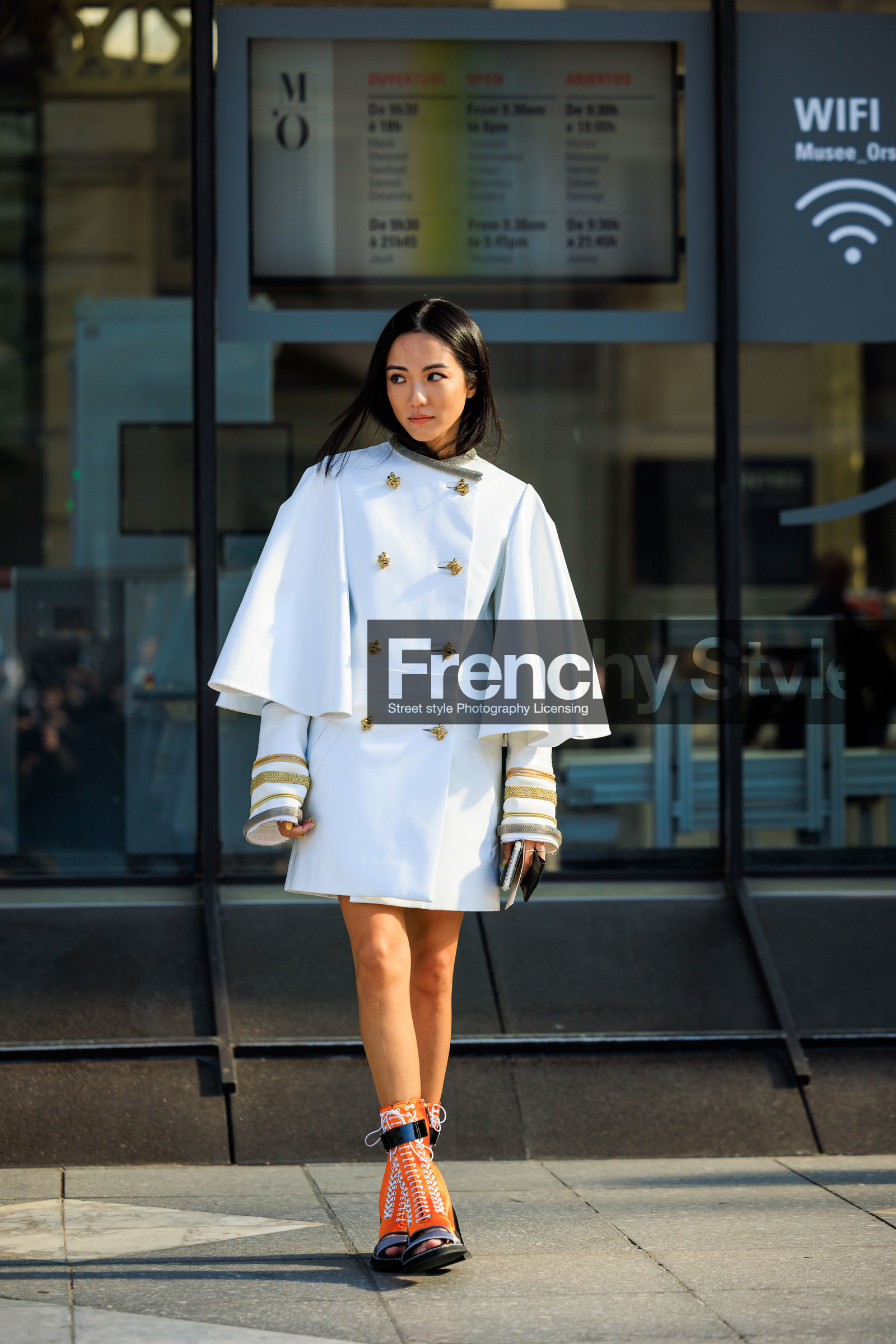white cape, buttoned cape, cape dress, flared sleeves, golden details, orange boots, laced boots, sandals boots, louis vuitton, yoyo cao, street style, jonathan paciullo, FW, frenchystyle, fashion week, AUTUMN WINTER 2022-2023, FALL WINTER 2022_2023, FW 22-23, PFW, PARIS, full length, vertical
