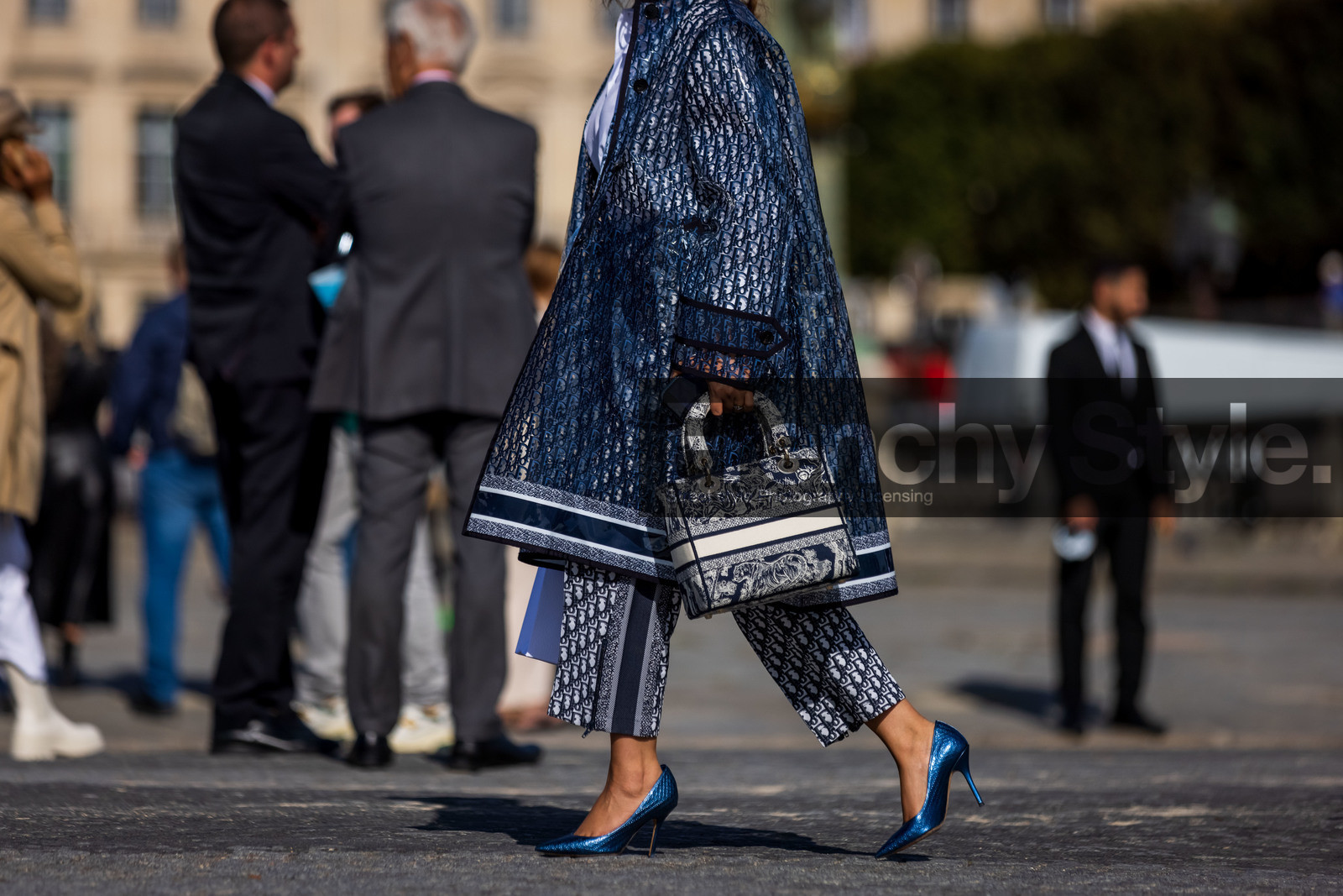 blue heels, dior bag, dior look, dior print, electric blue shoes, heels, logo print, navy bag, navy pants, navy raincoat, print, printed bag, printed pants, printed raincoat, raincoat, street style, jonathan paciullo, FW, frenchystyle, fashion week, PFW, PARIS, SPRING SUMMER 2022, SS 22, horizontal, atmosphere details