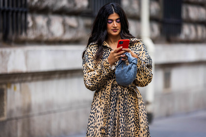animal print, bag, beige coat, bottega veneta bag, coat, grey bag, leopard coat, leopard print, print, printed coat, smartphone, street style, jonathan paciullo, FW, frenchystyle, fashion week, PFW, PARIS, SPRING SUMMER 2022, SS 22, horizontal, atmosphere details