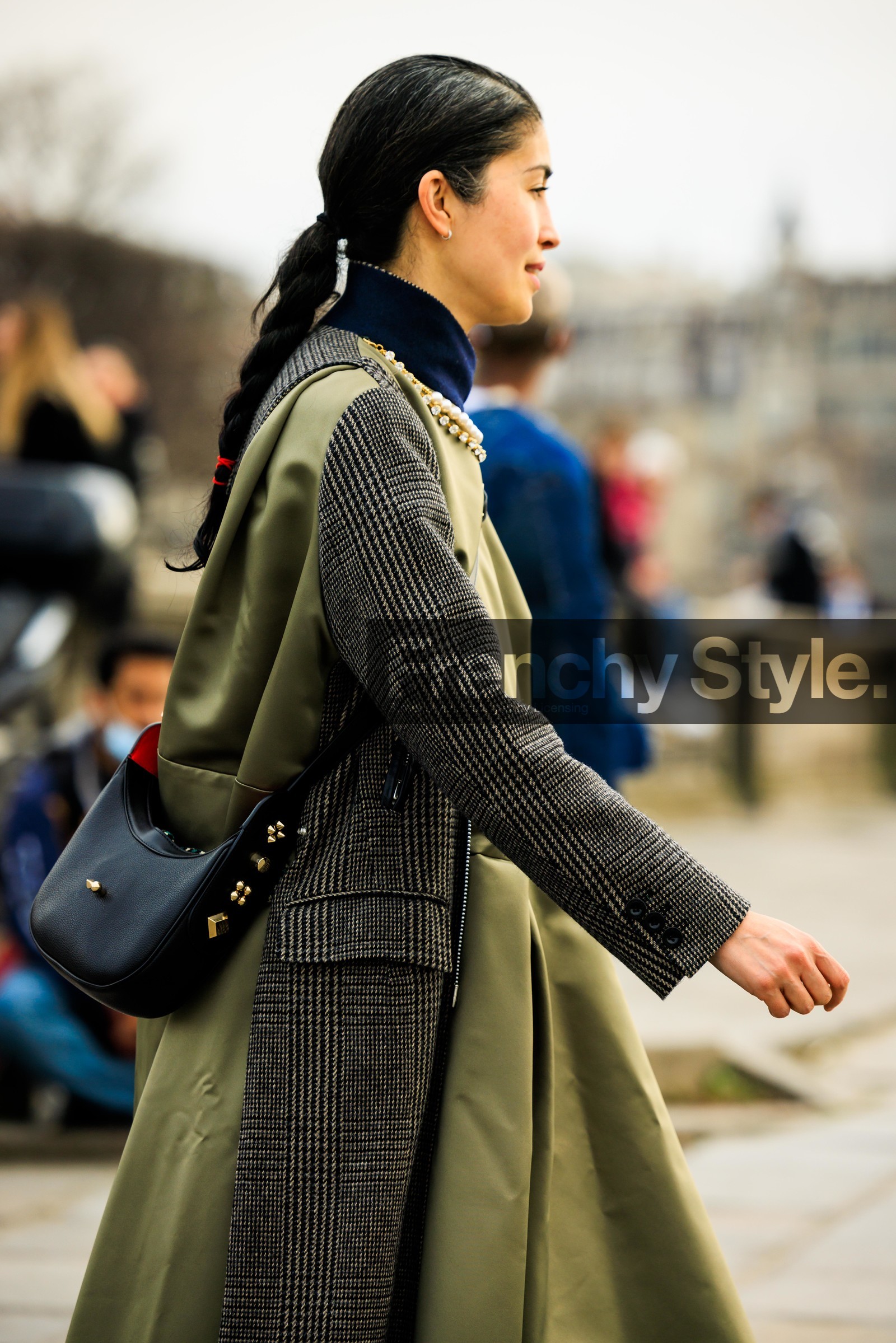 profile, braided pony tail, corssbody bag, black handbag, kaki trench, plaid trench, dual toned trench, caroline issa, fashion week, frenchystyle, FW, jonathan paciullo, street style, AUTUMN WINTER 2022-2023, FALL WINTER 2022_2023, FW 22-23, PFW, PARIS, vertical, detail