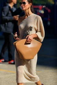 givenchy sunglasses, metalic frame sunglasses, knit dress, knitwear, white dress, mid long dress, beige leather bag, hand bag, hoop earrings, golden earrings, asymmetrical dress, fashion week, frenchystyle, FW, jonathan paciullo, street style, vertical, detail, atmosphere details