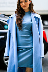 blue coat, blue dress, over the shoulder, tone on tone, total look blue, frenchystyle, jonathan paciullo, street style, NYFW, NEW YORK, AUTUMN WINTER 2019-2020, AW 19-20, FALL WINTER 2019-2020, FW 19-20, fashion week, FW, vertical, atmosphere details, detail
