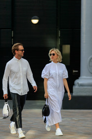 black and white look, white total look, black leather pants, white shirt, white dress, aviator sunglasses, miu miu sunglasses, pleated dress, balloon sleeves, black leather bag, bucket bag, hand bag, strassed strap bag, belt bag, white leather sneakers, fashion week, frenchystyle, FW, jonathan paciullo, street style, vertical, full length