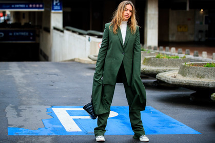 emily marant, kaki jacket, kaki pants, oversize jacket, oversize sleeves, loose pants, black leather bag, quilted bag, hand bag, coperni bag, coperni jacket, coperni look, coperni pants, white pullover, turtleneck pullover, fashion week, frenchystyle, FW, jonathan paciullo, street style, PFW, PARIS, SPRING SUMMER 2021, SS 21, horizontal, atmosphere details, full length