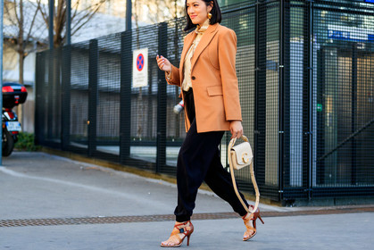 beige shirt, black pants, blazer, brown shoes, chloé, high heels, leather bag, leather shoes, pink jacket, sweatpants, Tiffany Hsu, trousers, white bag, PARIS, PFW, street style, jonathan paciullo, FW, frenchystyle, fashion week, AUTUMN WINTER 2019-2020, AW 19-20, FALL WINTER 2019-2020, FW 19-20, horizontal, atmosphere details, detail