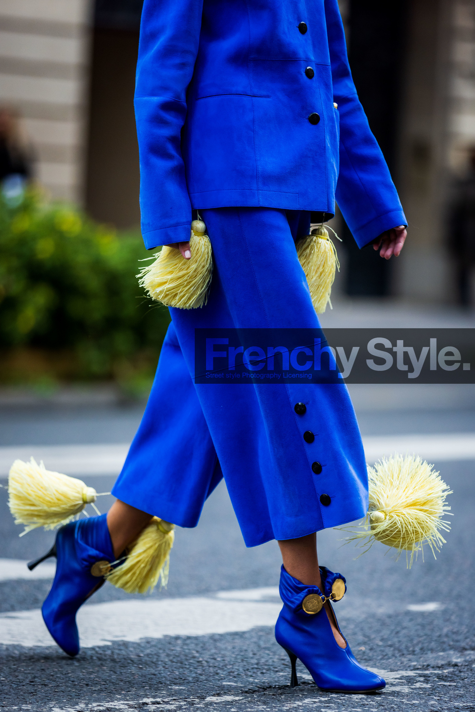 blue boots, blue jacket, blue pants, boots, Candela Novembre, color, culotte, electric blue, jacket, leather boots, leather jacket, leather pants, pants, pompon, statement boots, street style, jonathan paciullo, FW, frenchystyle, fashion week, PFW, PARIS, SPRING SUMMER 2022, SS 22, vertical, atmosphere details