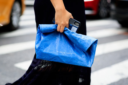 blue bag, iphone, leather bag, simon miller, fashion week, frenchystyle, FW, jonathan paciullo, street style, NYFW, NEW YORK, SPRING SUMMER 2019, SS 19, atmosphere details, horizontal, detail