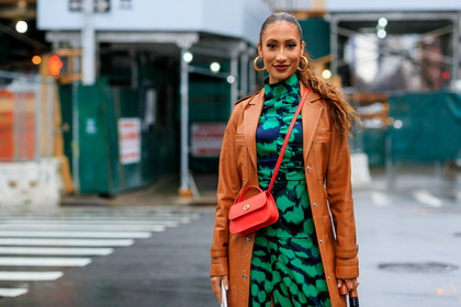 elaine welteroth, camel leather coat, camel leather jacket, hoop earrings, golden earrings, big earrings, red leather bag, crossbody bag, coach bag, coach coat, coach jacket, green dress, high collar dress, printed dress, drape dress, fashion week, frenchystyle, FW, jonathan paciullo, street style, NYFW, NEW YORK, AUTUMN WINTER 2020-2021, FALL WINTER 2020-2021, FW 20-21, horizontal, atmosphere details, detail
