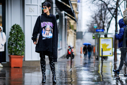atmosphere details, AUTUMN WINTER 2017-2018, AW 17-18, black shoes, black sweater, FALL WINTER 2017-2018, fashion week, frenchystyle, full length, fun sunglasses, FW, FW 17-18, high boots, hoodie, horizontal, jonathan paciullo, model, PARIS, PFW, printed sweater, street style, sunglasses, taja feistner, varnished leather shoes