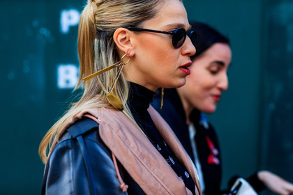 black coat, black turtleneck, earrings, leather coat, red lips, sunglasses, street style, jonathan paciullo, FW, frenchystyle, fashion week, NYFW, NEW YORK, AUTUMN WINTER 2018-2019, AW 18-19, FALL WINTER 2018-2019, FW 18-19, atmosphere details, horizontal, detail