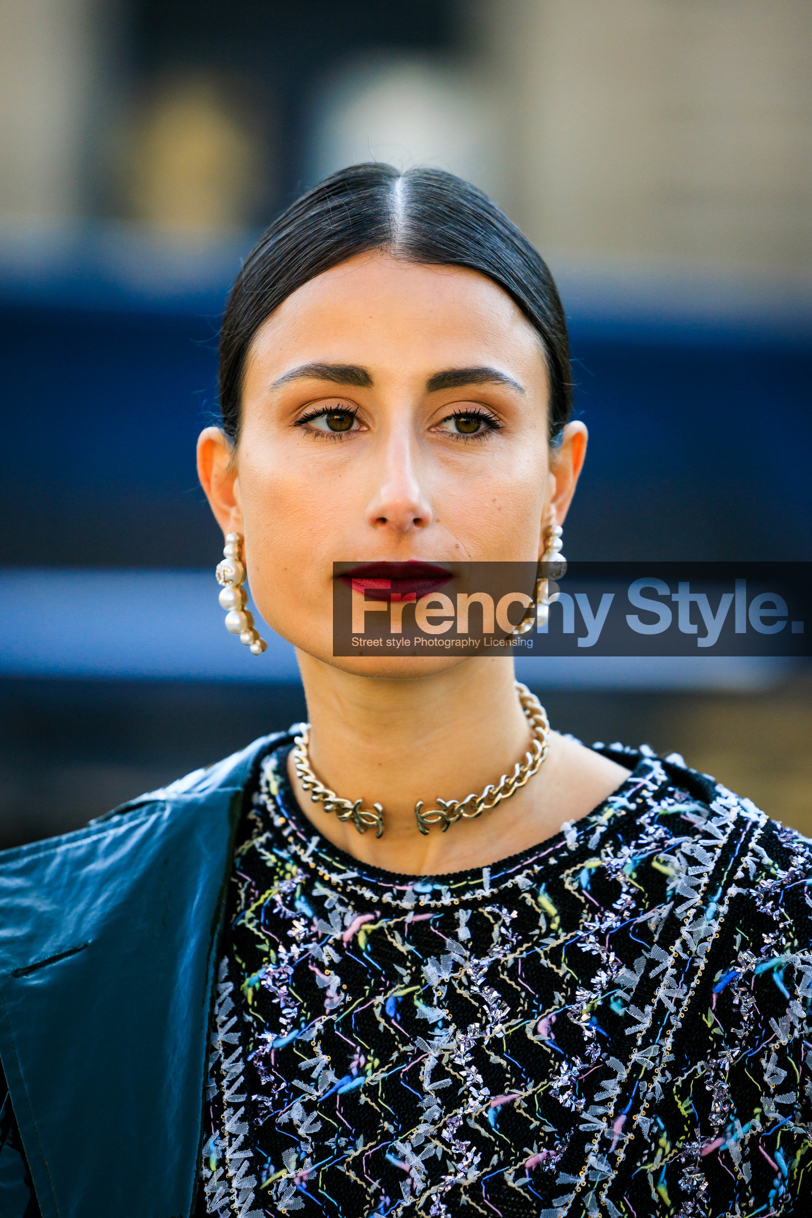 chanel, close up, make up, pearl earrings, silver choker, chanel choker, tweed dress, tweed details, julia haghjoo, street style, jonathan paciullo, FW, frenchystyle, fashion week, AUTUMN WINTER 2022-2023, FALL WINTER 2022_2023, FW 22-23, PFW, PARIS, vertical, detail