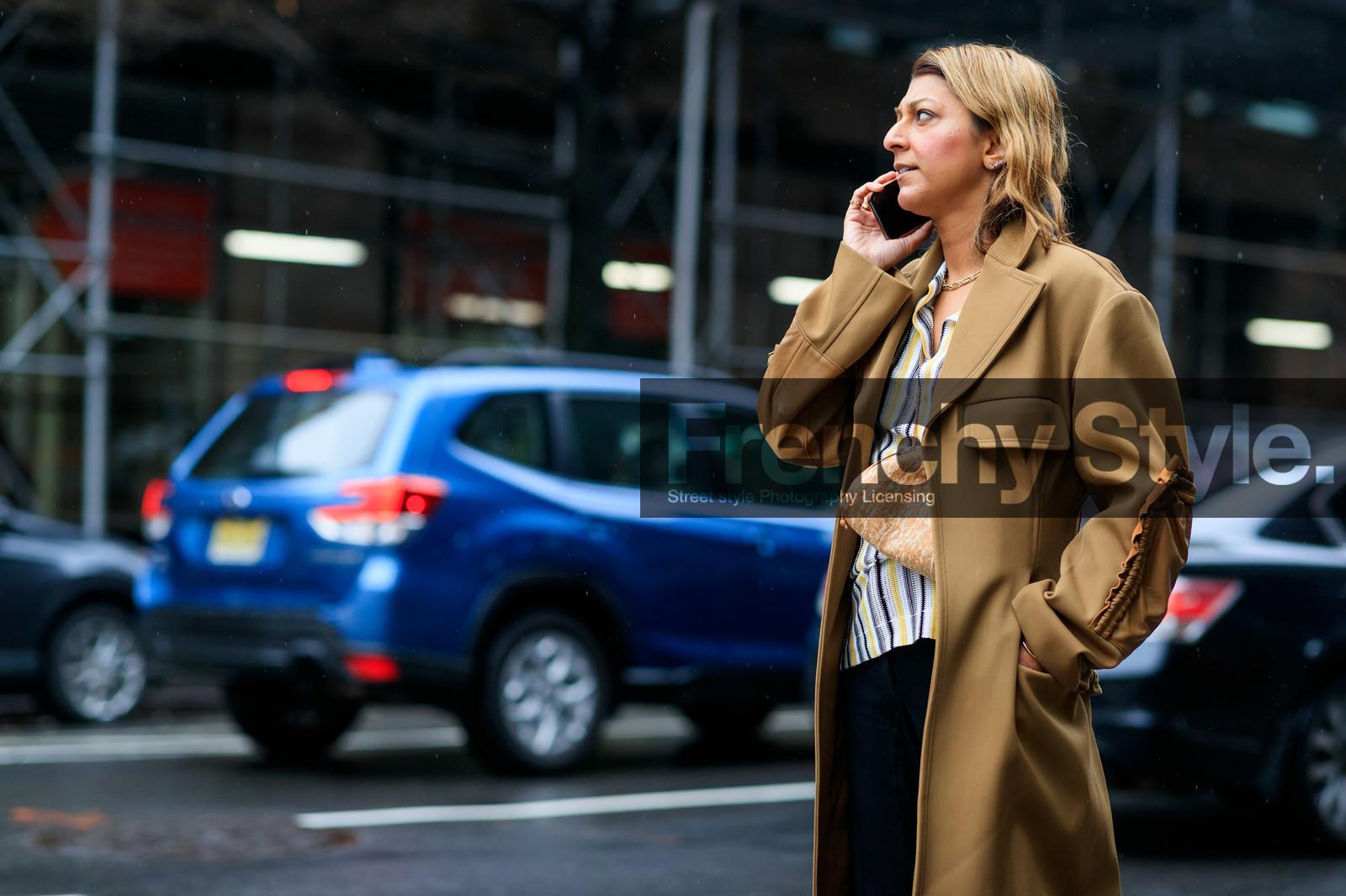 beige trench coat, ruffle trench coat, striped top, white top, yellow top, knit top, knitwear, bottega veneta bag, crossbody bag, beige bag, fashion week, frenchystyle, FW, jonathan paciullo, street style, NYFW, NEW YORK, AUTUMN WINTER 2020-2021, FALL WINTER 2020-2021, FW 20-21, horizontal, atmosphere details, detail