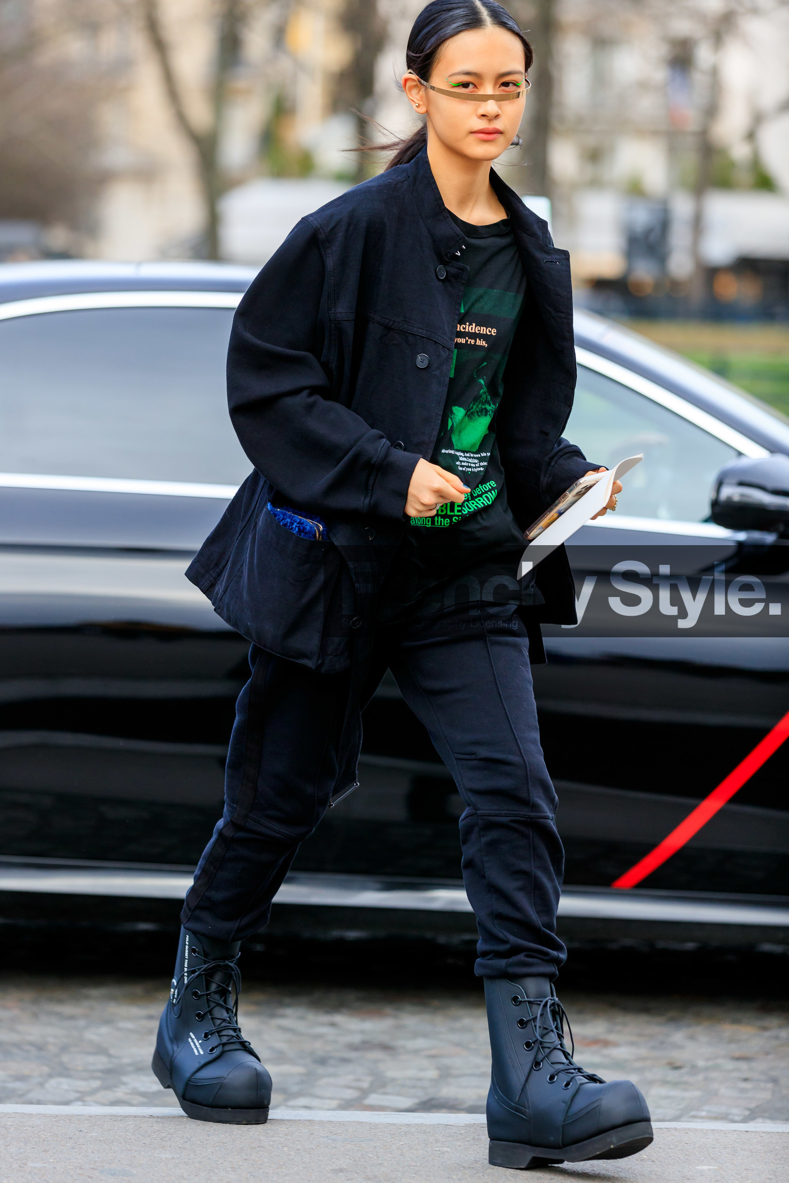 black jacket, black pants, black t-shirt, black leather boots, flat boots, laced boots, big sole boots, green t-shirt, printed t-shirt, green eyeliner, strassed make up, make up, make up details, silvered headband, silvered make up, silvered sunglasses, metalic frame sunglasses, fashion week, frenchystyle, FW, jonathan paciullo, street style, PFW, PARIS, AUTUMN WINTER 2020-2021, FALL WINTER 2020-2021, FW 20-21, vertical, atmosphere details, detail