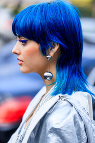 atmosphere details, AUTUMN WINTER 2017-2018, AW 17-18, blue hair, detail, dyed hair, earrings, FALL WINTER 2017-2018, fashion week, frenchystyle, FW, FW 17-18, jonathan paciullo, marc jacobs, paco rabanne, PARIS, PFW, portrait, raincoat, shiny coat, silver jacket, sita abellan, street style, vertical