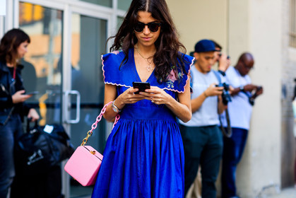 atmosphere details, blue dress, detail, fashion week, frenchystyle, FW, graphic bag, horizontal, iphone, jonathan paciullo, leandra medine, leather bag, NEW YORK, NYFW, pink bag, rolex, SPRING SUMMER 2018, SS 18, street style, sunglasses