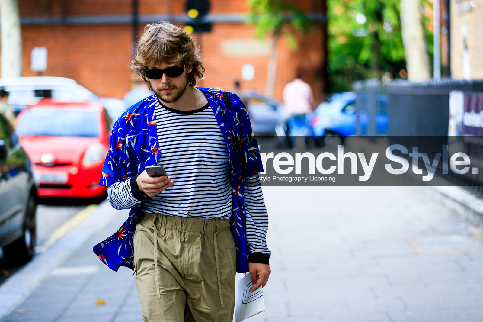 beige pants, blue shirt, graphic shirt, graphic top, printed shirt, printed top, striped top, sunglasses, trousers, fashion week, frenchystyle, FW, jonathan paciullo, street style, LFW, LONDON, SPRING SUMMER 2019, SS 19, atmosphere details, horizontal, detail
