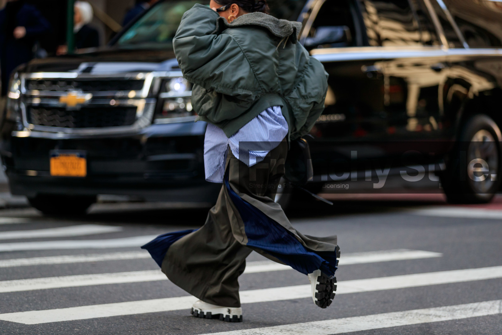 kaki bombers, striped shirt, blue shirt, white shirt, kaki pants, navy blue pants, pleated pants, flare pants, loose pants, back details, fashion week, frenchystyle, FW, jonathan paciullo, street style, NYFW, NEW YORK, AUTUMN WINTER 2020-2021, FALL WINTER 2020-2021, FW 20-21, horizontal, atmosphere details, detail