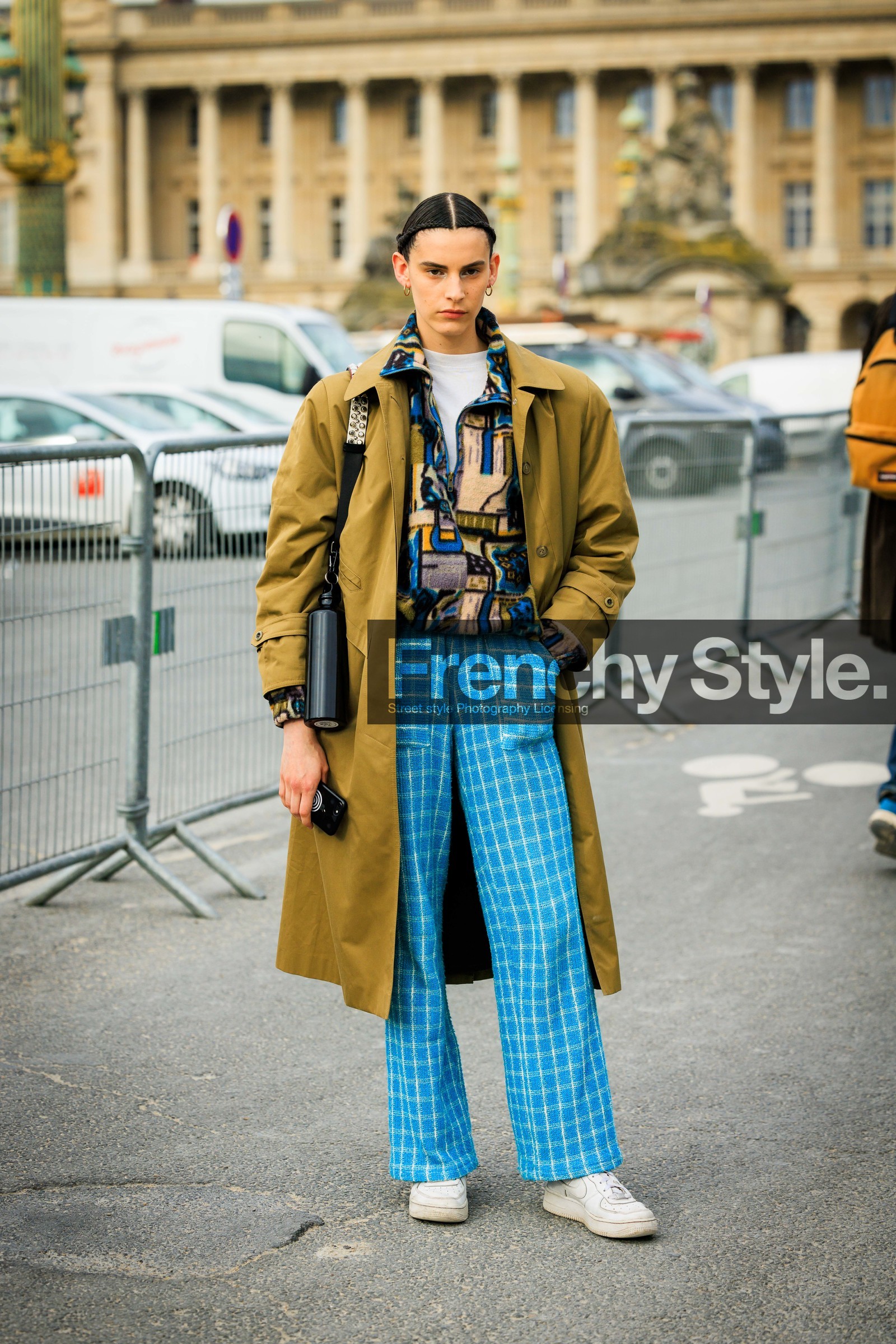 plaid pants, blue pants, white sneakers, braided hair, kaki trench, black bag, multiprint shirt, white tshirt, loop earrings, fashion week, frenchystyle, FW, jonathan paciullo, street style, AUTUMN WINTER 2022-2023, FALL WINTER 2022_2023, FW 22-23, PFW, PARIS, vertical, full length