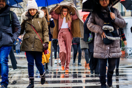 atmosphere details, AUTUMN WINTER 2017-2018, AW 17-18, blazer, brown coat, FALL WINTER 2017-2018, fashion week, frenchystyle, full length, fun sunglasses, FW, FW 17-18, high heels, high waist, horizontal, jonathan paciullo, leather shoes, orange shoes, PARIS, PFW, pink jacket, pink pants, roberta benteler, street style, trousers, white t shirt