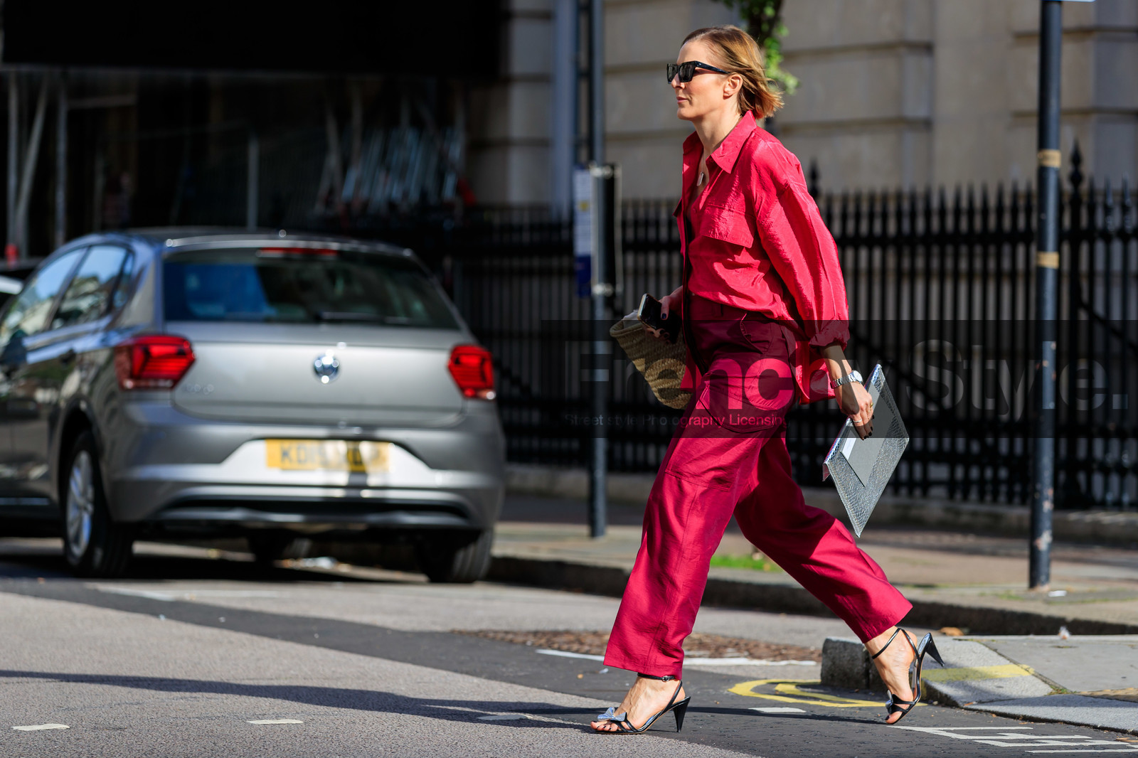 red total look, red shirt, silk shirt, red pants, silk pants, cargo pants, black sunglasses, silver clutch, animal skin clutch, basket bag, high heels sandals, silver sandals, black leather sandals, iphone, fashion week, frenchystyle, FW, jonathan paciullo, street style, atmosphere details, horizontal, full length