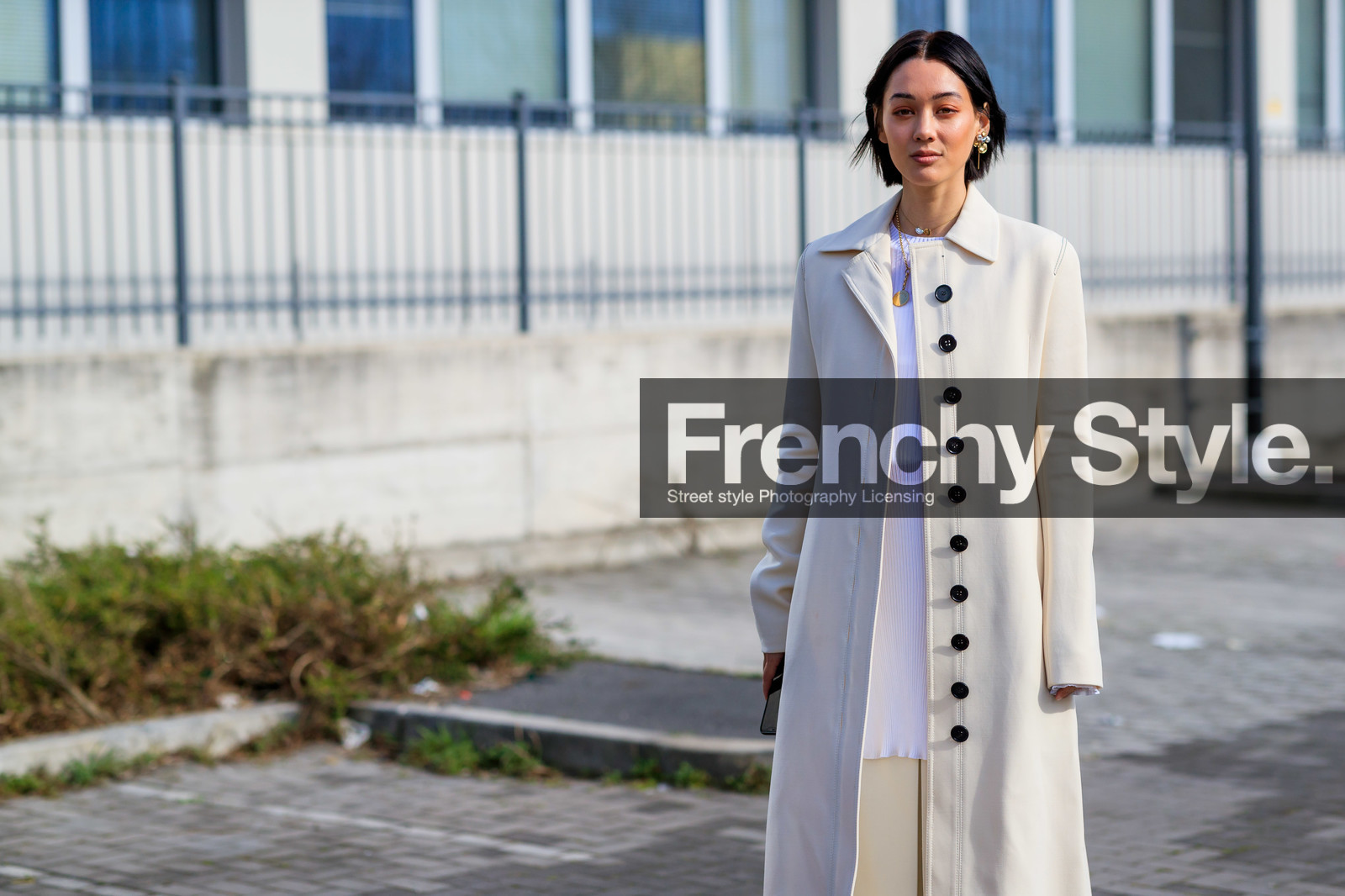 irene kim, kim jones, white trench coat, white jacket, white dress, white pants, white pullover, asymetrical dress, asymetrical pullover, long jacket, golden earrings, golden necklace, multi necklace, big chain necklace, dangling earrings, pearl necklace, fashion week, frenchystyle, FW, jonathan paciullo, street style, MFW, MILAN, AUTUMN WINTER 2020-2021, FALL WINTER 2020-2021, FW 20-21, horizontal, atmosphere details, detail