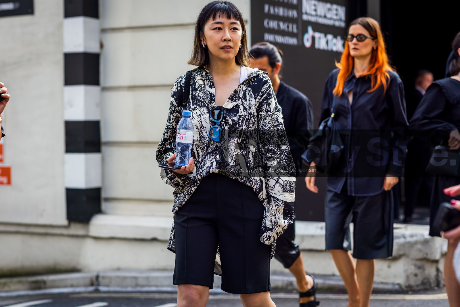 sunglasses, shirt, print, shorts, black, fashion week, frenchystyle, FW, jonathan paciullo, street style, SPRING SUMMER 2022, SS 22, LFW, LONDON, horizontal, atmosphere details, detail