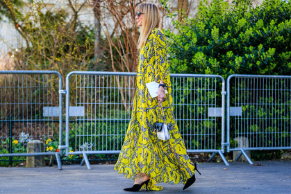atmosphere details, AUTUMN WINTER 2017-2018, AW 17-18, black and white bag, FALL WINTER 2017-2018, fashion week, frenchystyle, full length, FW, FW 17-18, high heels, horizontal, jonathan paciullo, jw anderson, leather bag, leather shoes, lisa aiken, long dress, PARIS, PFW, printed dress, street style, sunglasses, yellow dress