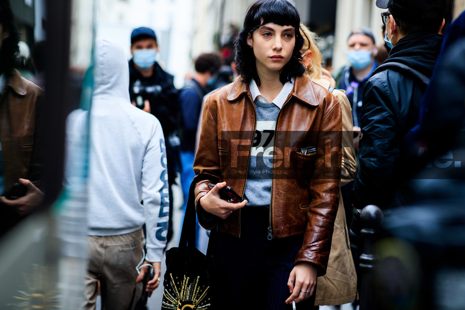 devon ross, brown leather jacket, zipped jacket, navy blue pants, striped pants, grey pullover, numbers printed pullover, printed pullover, black bag, velvet bag, shopping bag, tote bag, embroidered bag, sequins bag, golden bag, letter embroidered bag, fashion week, frenchystyle, FW, jonathan paciullo, street style, PFW, PARIS, SPRING SUMMER 2021, SS 21, horizontal, atmosphere details, detail, model