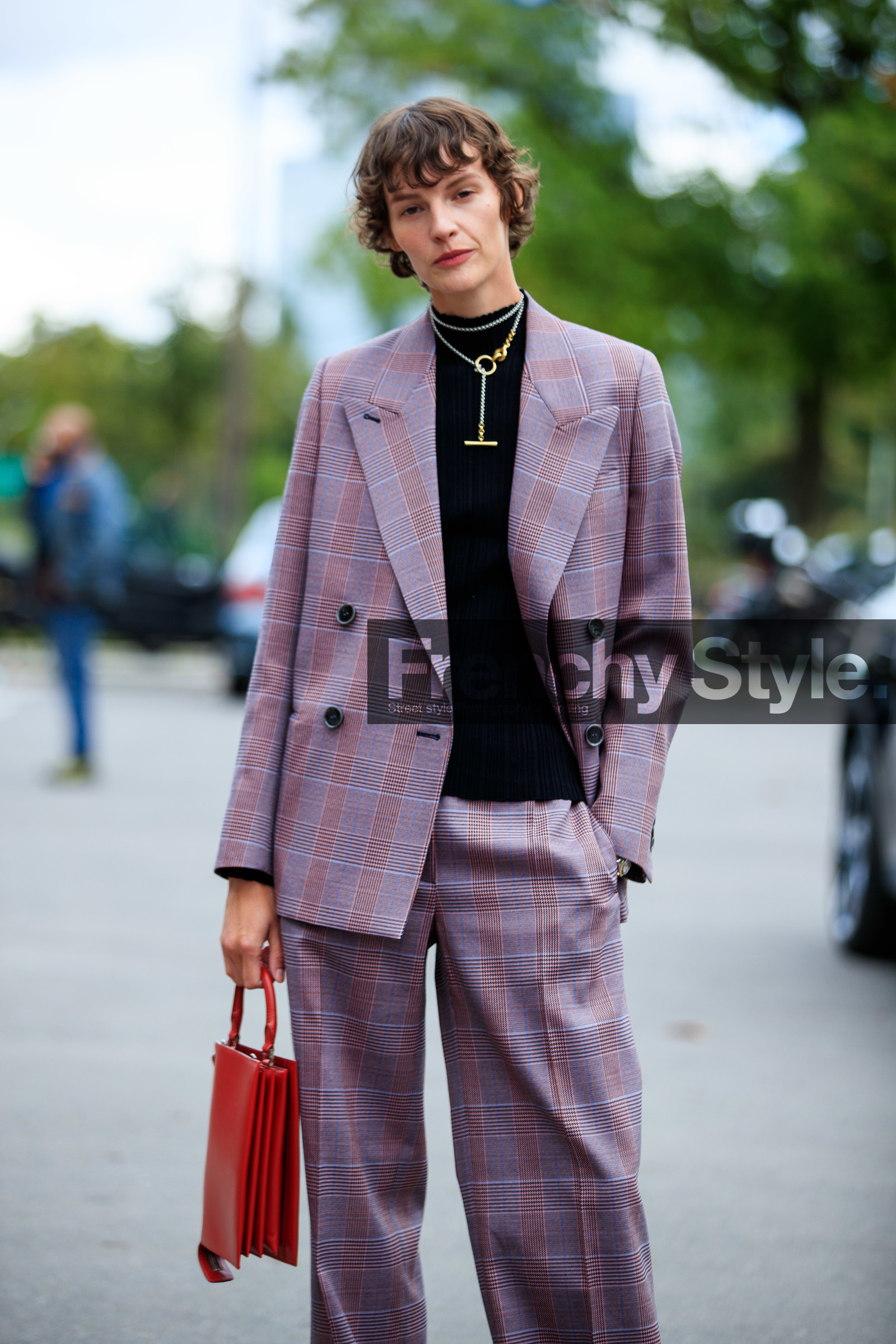 sara blomqvist, red jacket, red pants, red suits, loose jacket, loose pants, checked jacket, checked pants, checked suits, red leather bag, zipped bag, hand bag, silvered chain necklace, silvered necklace, golden necklace, long necklace, charlotte chenais necklace, street style, jonathan paciullo, FW, frenchystyle, fashion week, PFW, PARIS, SPRING SUMMER 2021, SS 21, vertical, atmosphere details, detail, model