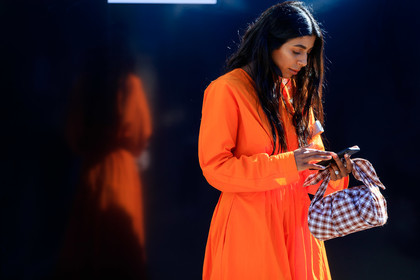 orange dress, long sleeves dress, bottega veneta bag, red and white bag, hand bag, diamond ring, nails details, fashion week, frenchystyle, FW, jonathan paciullo, street style, atmosphere details, horizontal, detail