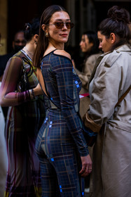 blue jumpsuit, brown sunglasses, check print, checked jumpsuit, cut out, earrings, gold earrings, jumpsuit, Maeva Marshall, navy jumpsuit, print, printed jumpsuit, sunglasses, street style, jonathan paciullo, FW, frenchystyle, fashion week, PFW, PARIS, SPRING SUMMER 2022, SS 22, vertical, atmosphere details, model