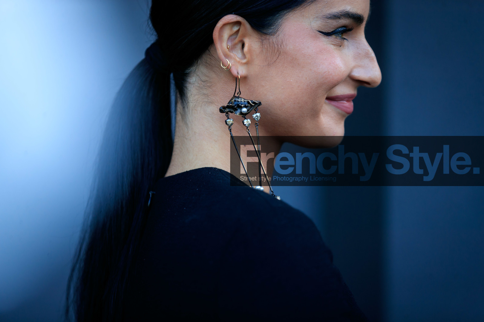 close up detail, jewel close up, earring detail, valentino earrings, dangling earrings, pearl earrings, strassed earrings, fiona zanetti, street style, jonathan paciullo, FW, frenchystyle, fashion week, MFW, MILAN, SPRING SUMMER 2021, SS 21, horizontal, atmosphere details, detail