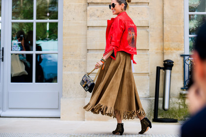 atmosphere details, black bag, brown dress, christian dior, detail, embroidered bag, embroidered shoes, erika boldrin, fashion week, frenchystyle, fringes, FW, graphic bag, graphic jacket, high heels, horizontal, jonathan paciullo, leather bag, leather dress, leather shoes, PARIS, PFW, printed bag, printed jacket, red jacket, shiny bag, shiny boots, SPRING SUMMER 2018, SS 18, street style, sunglasses