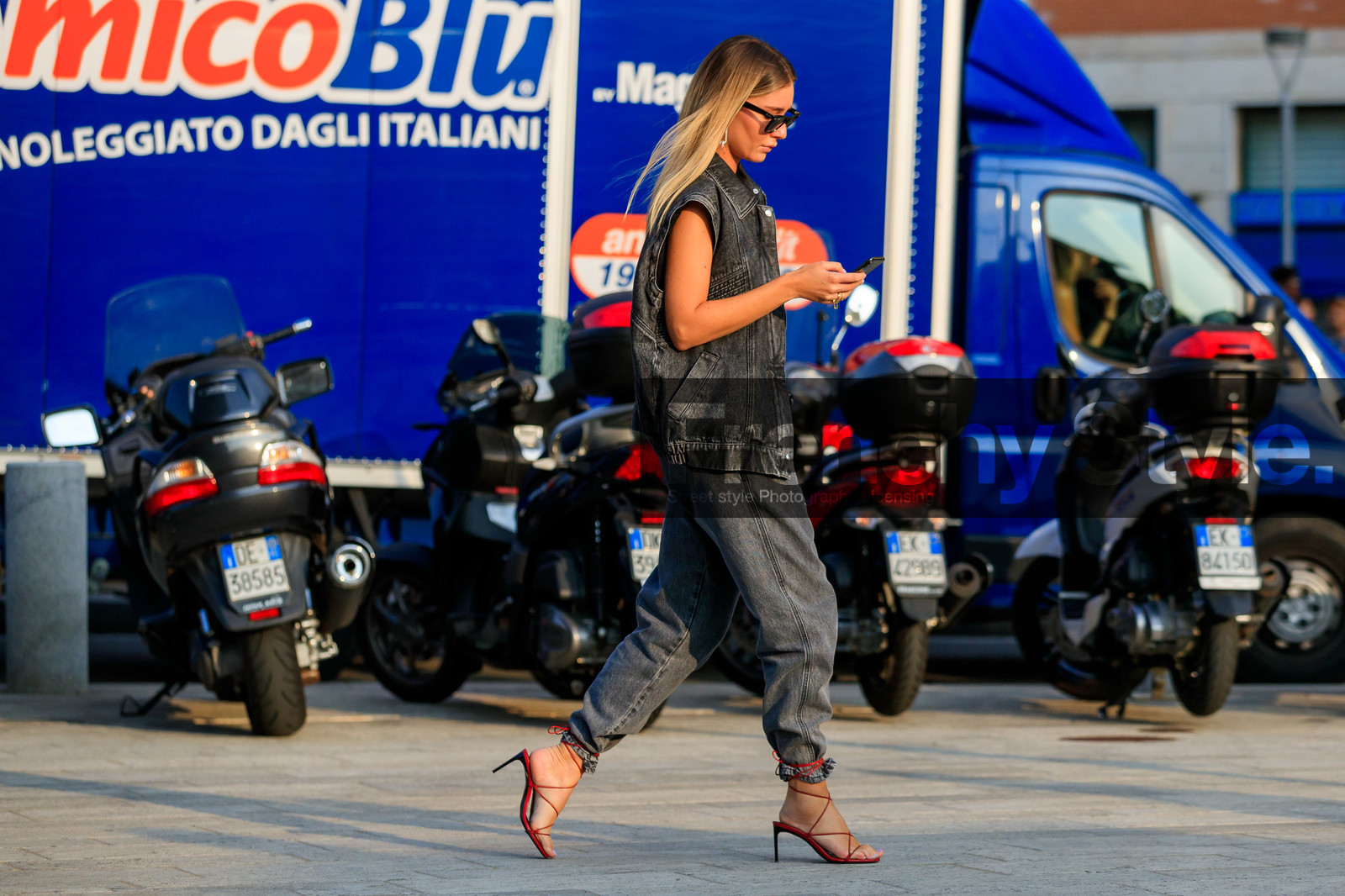 chiara capitani, denim total look, denim jacket, denim, grey jeans, carrot pants, sleeveless jacket, loose jacket, loose jeans, loose pants, high heels sandals, red leather sandals, multi straps sandals, fashion week, frenchystyle, FW, jonathan paciullo, street style, MFW, MILAN, SPRING SUMMER 2020, SS 20