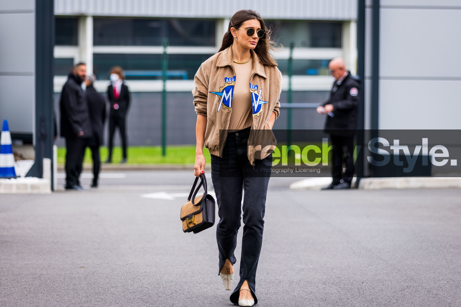 bag, beige jacket, beige sandals, beige top, bicolor bag, black denim, corduroy jacket, jacket, Kate Darma, sandals, split, sunglasses, top, zipped jacket, PARIS, PFW, fashion week, frenchystyle, FW, jonathan paciullo, street style, SPRING SUMMER 2022, SS 22, horizontal, atmosphere details, full length