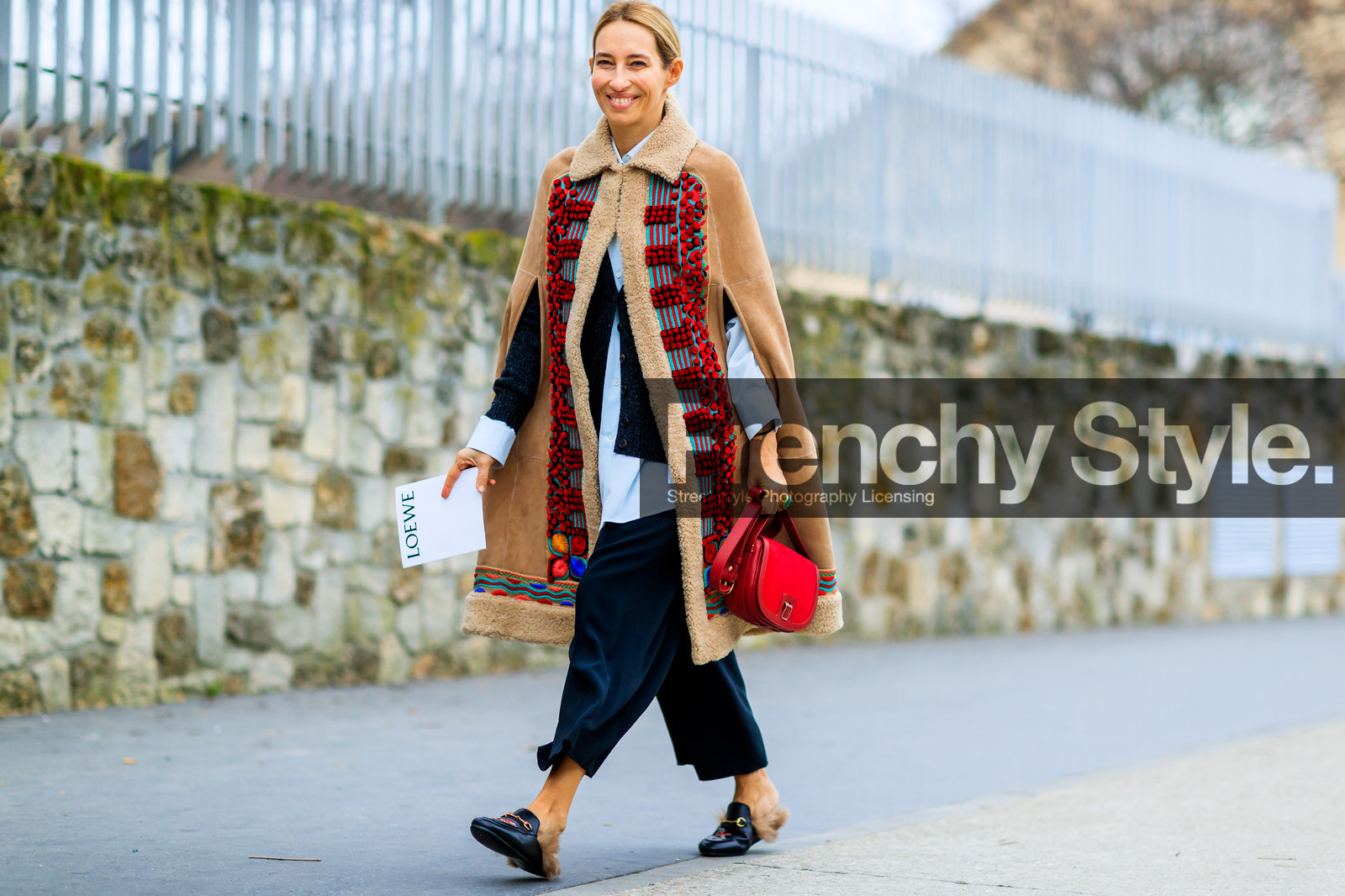 atmosphere details, AUTUMN WINTER 2017-2018, AW 17-18, beige coat, black mules, black pants, black shoes, cape, embroidered coat, embroideries, FALL WINTER 2017-2018, fashion week, frenchystyle, full length, fur shoes, FW, FW 17-18, gucci, horizontal, jonathan paciullo, leather bag, leather shoes, loafers, PARIS, PFW, red bag, street style, trousers, white shirt
