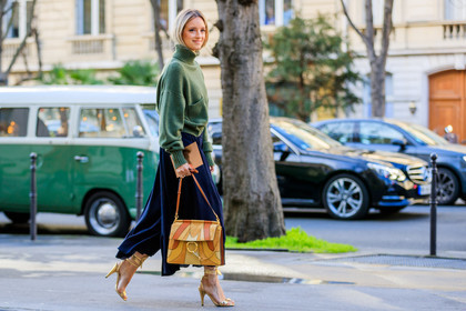 atmosphere details, AUTUMN WINTER 2017-2018, AW 17-18, black skirt, Charlotte Groeneveld, chloe, FALL WINTER 2017-2018, fashion week, frenchystyle, full length, FW, FW 17-18, golden shoes, graphic bag, green sweater, high heels, horizontal, jonathan paciullo, leather bag, leather shoes, PARIS, PFW, printed bag, psychedelic, street style, yellow bag