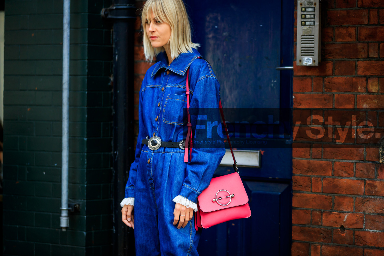 black belt, blue denim, denim jumpsuit, denim pants, jeans, jw anderson, leather bag, leather belt, linda tol, pink bag, trousers, fashion week, frenchystyle, FW, jonathan paciullo, street style, LFW, LONDON, SPRING SUMMER 2019, SS 19, atmosphere details, horizontal, detail