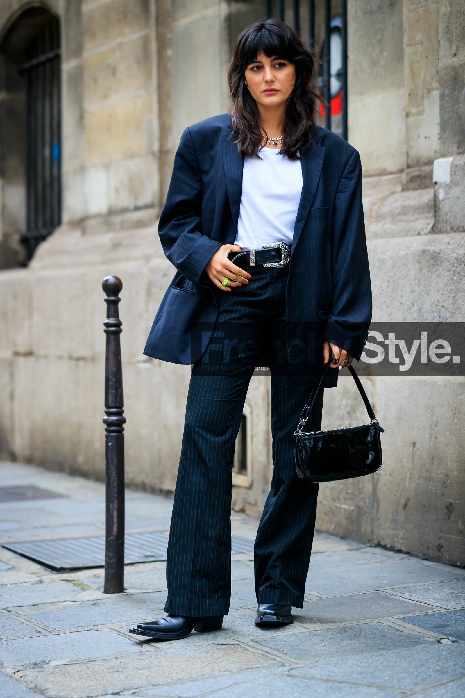 black jacket, black pants, oversize jacket, striped jacket, white t-shirt, black leather belt, black polish bag, black vinyl bag, varnished bag, baguette bag, silvered buckle belt, cowboy belt, belted pants, flare pants, black leather boots, santiag boots, striped pants, neon yellow ring, chain ring, maria bernad, fashion week, frenchystyle, FW, jonathan paciullo, street style, PFW, PARIS, SPRING SUMMER 2022, SS 22, vertical, full length