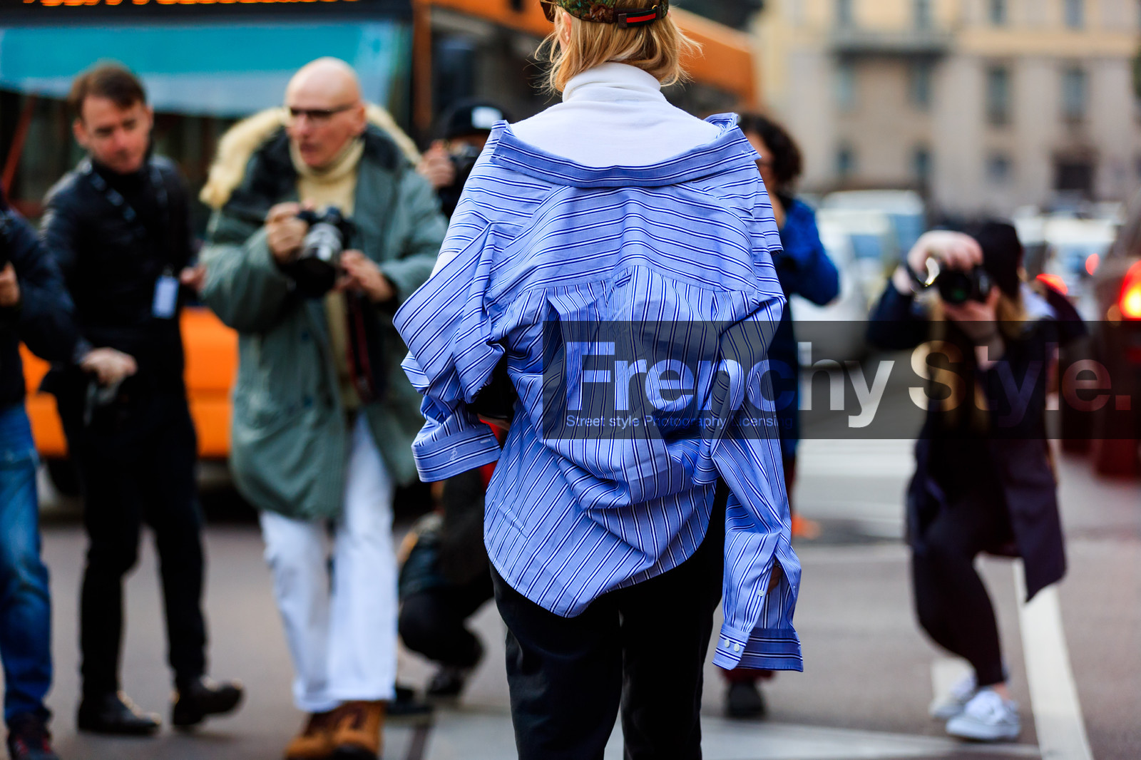 atmosphere details, AUTUMN WINTER 2017-2018, AW 17-18, back detail, black pants, blue shirt, detail, FALL WINTER 2017-2018, fashion week, frenchystyle, FW, FW 17-18, green cap, horizontal, jonathan paciullo, men shirt, MFW, MILAN, open back, open work, oversize, street style, striped shirt, sweatpants, trousers, tucked in, turtleneck sweater, vêtements, white sweater