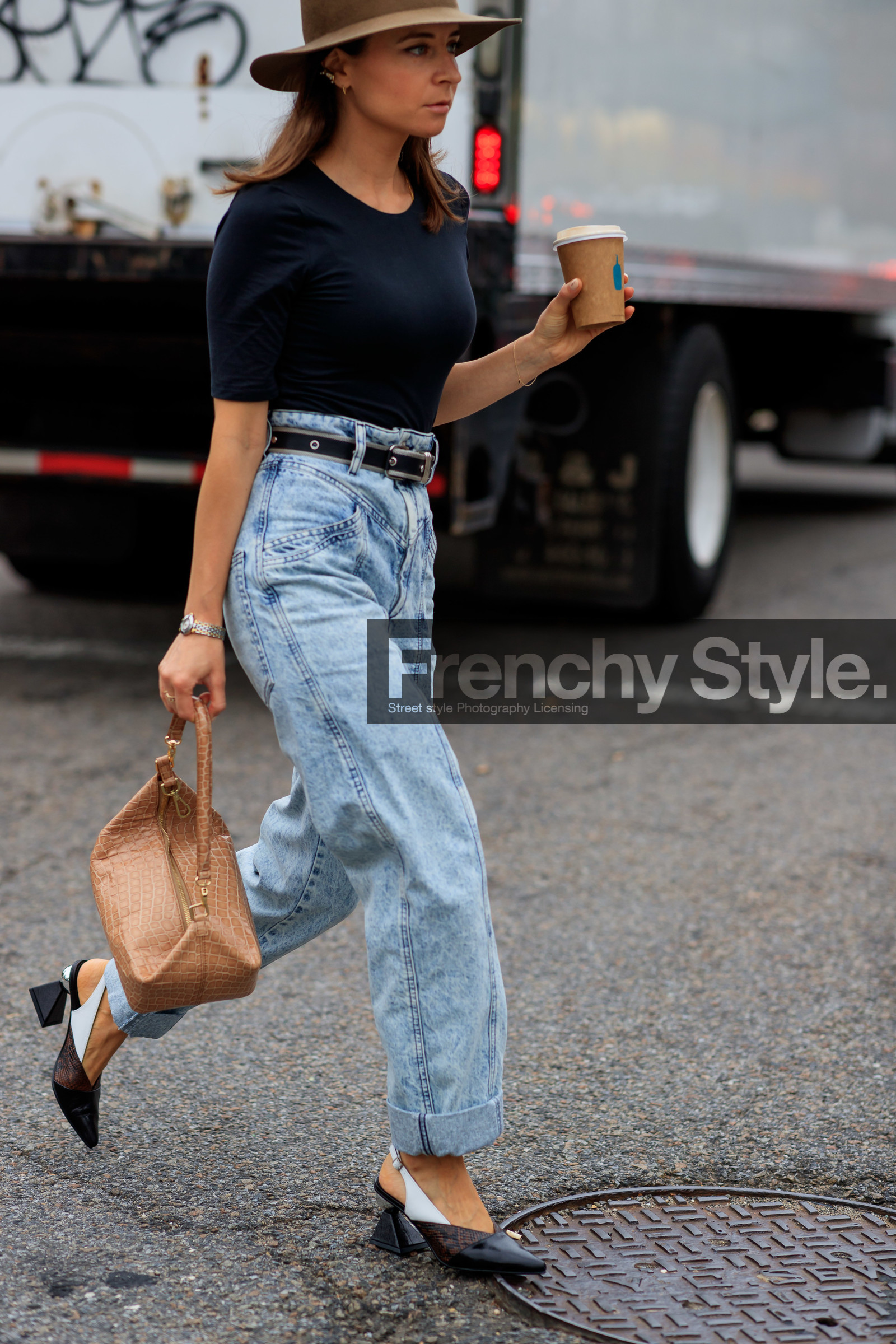 beige bag, black belt, black shoes, black t shirt, blue denim, brown hat, denim pants, high heels, high waist jeans, jeans, leather bag, leather shoes, rejina pyo, trousers, fashion week, frenchystyle, FW, jonathan paciullo, street style, NEW YORK, NYFW, SPRING SUMMER 2020, SS 20, vertical, detail, atmosphere details