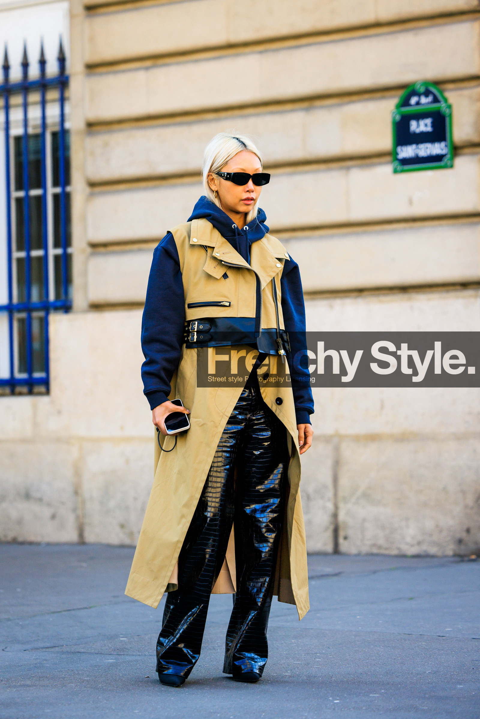 dual toned trench, kaki trench, black trench, hoodie trench, leather trousers, black trousers, black sunglasses, vanessa hong, street style, jonathan paciullo, FW, frenchystyle, fashion week, AUTUMN WINTER 2022-2023, FALL WINTER 2022_2023, FW 22-23, PFW, PARIS, full length, vertical