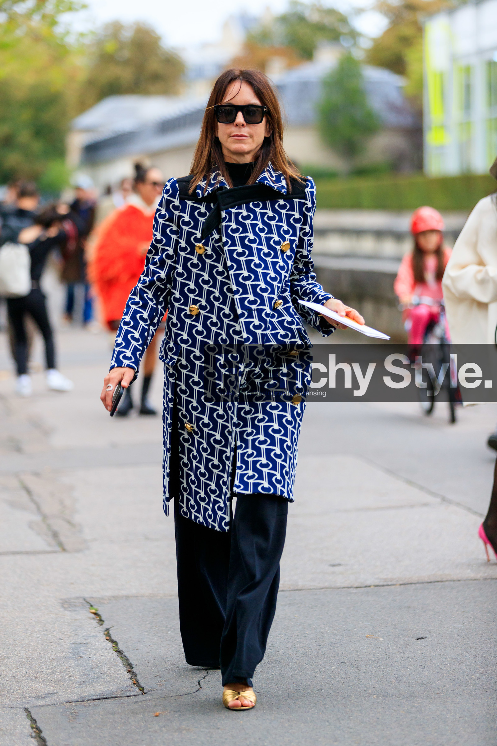 tom ford sunglasses, square shape glasses, navy blue coat, white coat, printed coat, black pants, PARIS, PFW, SPRING SUMMER 2020, SS 20, fashion week, frenchystyle, FW, jonathan paciullo, street style, vertical, full length