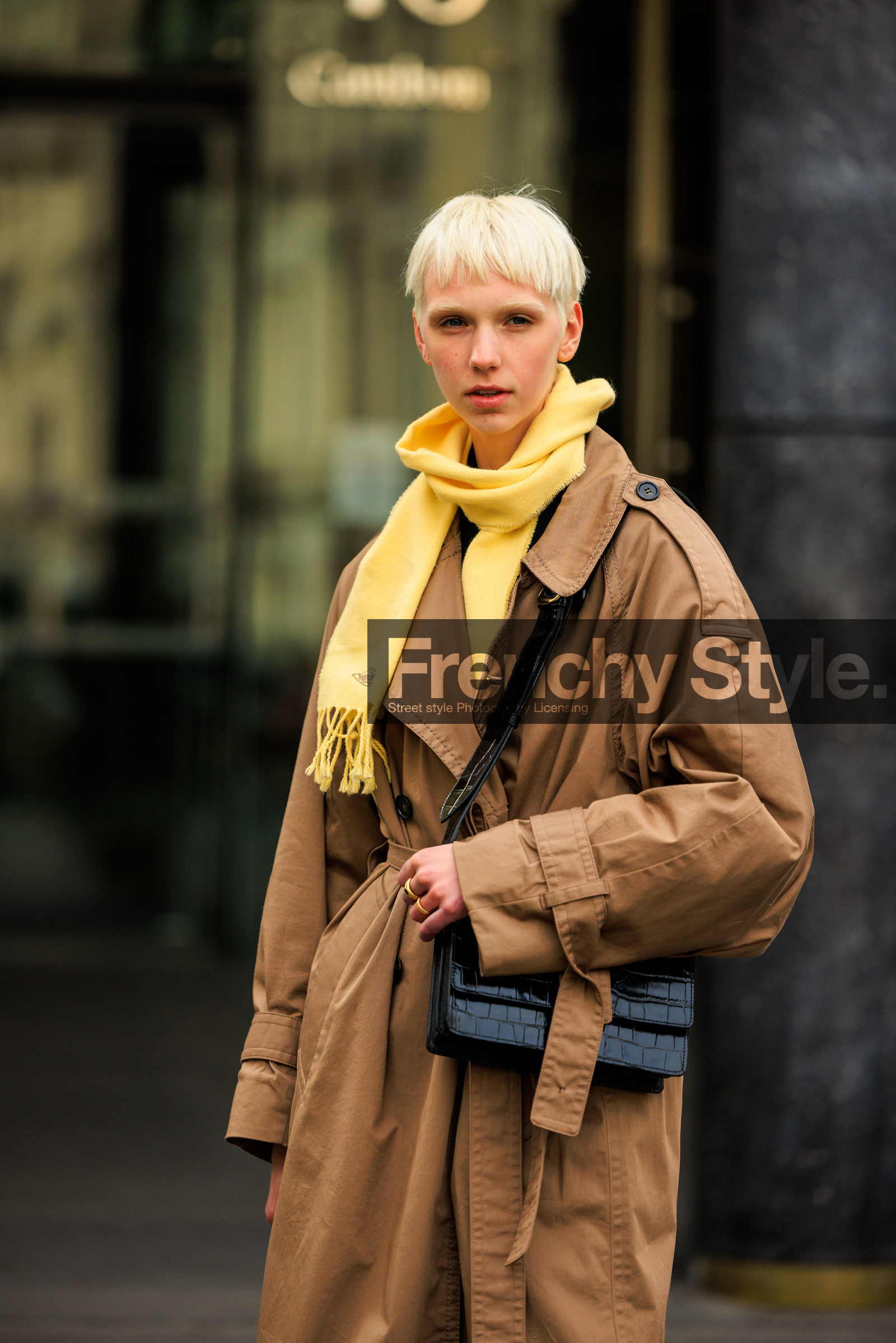 short hair, white hair, yellow scarf, classic trench, camel trench, black handbag, leather handbag, black pants, model, fashion week, frenchystyle, FW, jonathan paciullo, street style, AUTUMN WINTER 2022-2023, FALL WINTER 2022_2023, FW 22-23, PFW, PARIS, vertical, detail